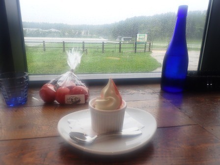 追加で注文したトマトのソフトクリーム