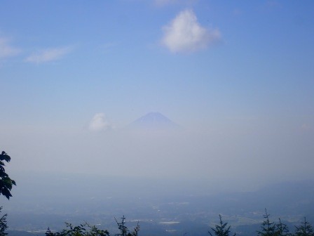 8:15　観音平にある展望台より、薄っすらと富士山の眺望