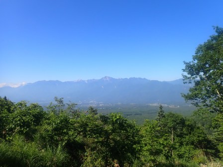 8:19　展望台にある案内板によると、左端が甘利山、甲斐駒ヶ岳の前にあるのが日向山、横にあるのが仙丈ケ岳と言うことか・・・