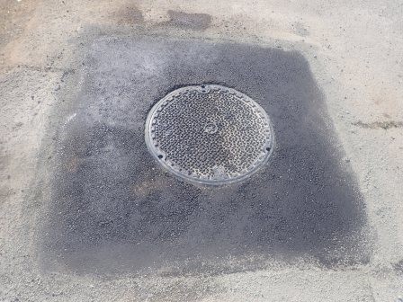 業者が、朝9時から午後4時頃までかけて、除雪車で傷んだ家の前のマンホールの取替工事