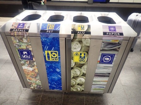 14:48　プラットホーム設置のゴミ箱、左からABFALL（ゴミ）、PET（ペットボトル）、ALU(アルミニウム）、PAPIER（紙）
	、3点以外はゴミ扱いと言うことかな・・・	
	 title=