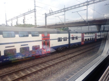 15:12　長距離列車に2階建てが多いのかな・・・