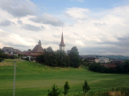 16:32　車窓より、教会を中心とした村落風景と言う所かな・・・