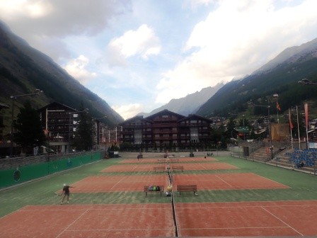 20:01　MAMUDの道路を挟んで、前にあったテニスコート