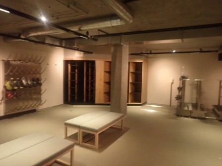 5:35　朝のホテル探訪　地下1階の左側半分　スキー板と靴の保管庫と思われる