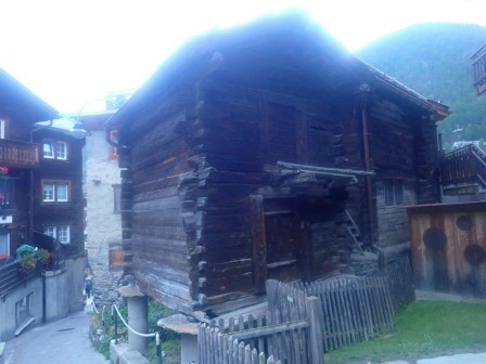 6:17　メインロードをそれると、ネズミ返しがある木造の倉庫を時折見かける	
	 title=