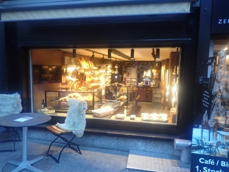 6:37　投宿ホテルの横にあったガイドご用達を謳ったパン屋fuchs