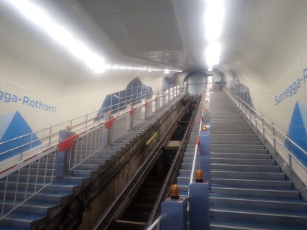 8:48　スネガのケーブルカー麓駅、ケーブルカー到着前はトンネルのドアは閉まっていた