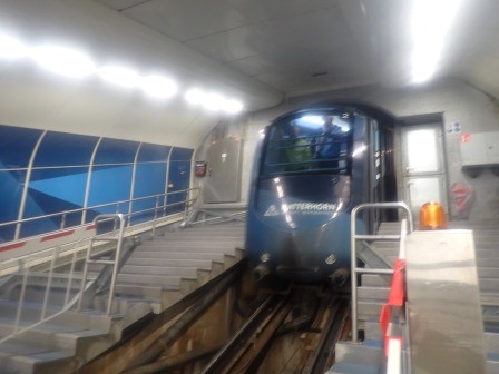 8:50　ケーブルカーがやって来た