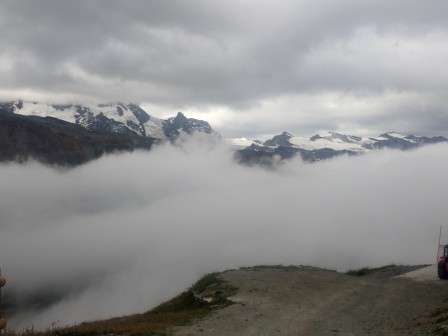 9:18　雲海もまた良し、ロープウェイでブラウへルド 2571mまで来たが、その先のロートホルンへのロープウェイは閉鎖されていた