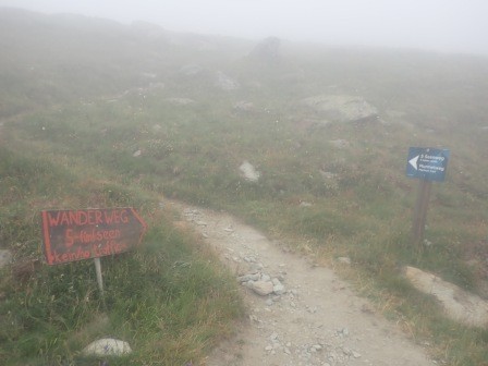 9:26　靄の中、5湖巡りの標識に従って歩を進める