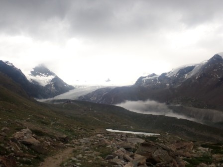 9:46　左がStrahlhorn 4190m、Findel氷河、右がMonte4634mかな Rosa ・・・