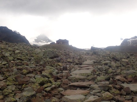 10:32　見えているのはFluhalp小屋 2616ｍ