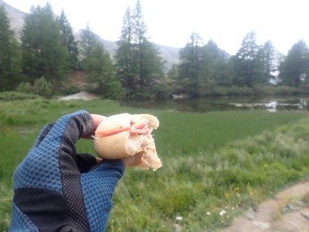 12:33　ホテルの朝食の折に作ったサンドイッチで小腹を満たす