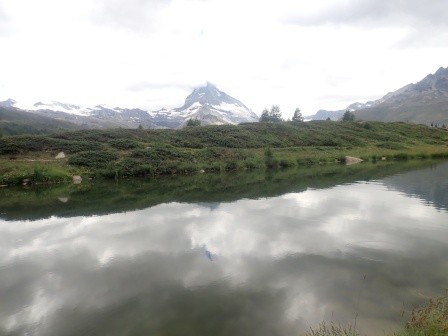 13:52　スネガ山頂駅直下にあるLei湖