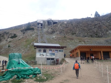 13：59　スネガ山頂駅直下にあるミニケーブルカー	
	 title=