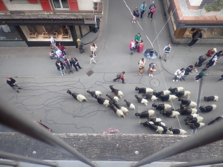 17:01　部屋より、毎日やって来るようで、観光用の牧童とヤギの行列