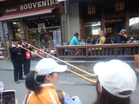 17:18　毎日やっているのだろうな街中心部でホルンの演奏
