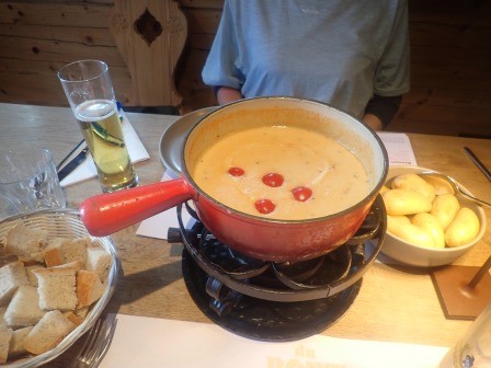 18:43　日本の観光ガイドで載っているDU PONDでトマトフォンデュの夕食