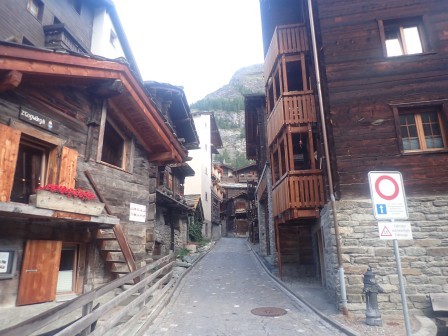 6:31　朝の散歩　木造家屋も結構ある