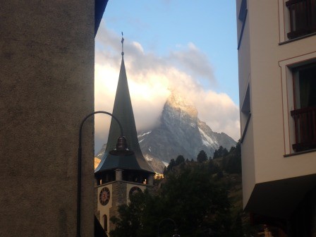 6:32　朝の散歩　教会の尖塔とマッターホルン	
	 title=