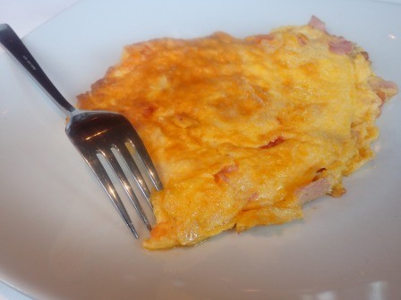 7:42　朝食　毎日作ってもらったハムとトマトのオムレツ