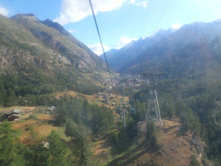 8:58　乗換駅トロッケナー・シュテックを目指しロープウェイを行く、同乗の犬連のケーブルカー・ロープウェイ職員はスマホで仕事と母への電話、平気なんだ