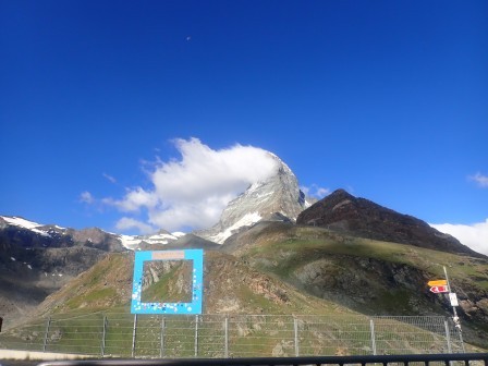 9:10　シュヴァルツゼー駅、ゼー＝seeは大きさから考えると湖と言うより池かな、枠の先にマッターホルンかな・・・、ここでも降りない