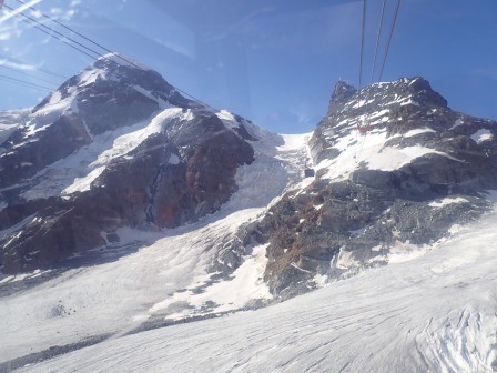 9:32　左がマッターホルン・グレッシャ・パラダイス駅（3883m）、右がスイスとイタリアの国境駅テオドールパス(3301m)