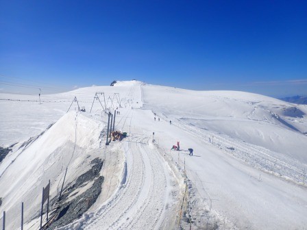 9:54　ゴンドラに乗換えてスイスとイタリアの国境テオドゥールパス（3301ｍ）に向かう、眼下はスキー場