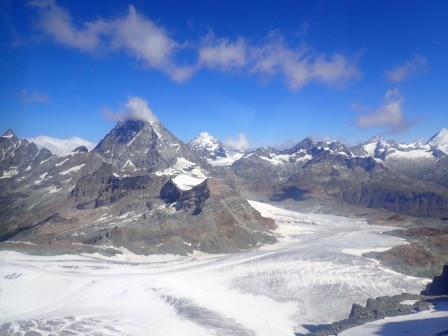 10:05　マッターホルン（左、4478ｍ）、ダンブランシュ（中、4357m）、オーバーガーベルホルン（右、4063m）	
	 title=