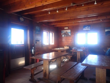 10:21　強風で運航停止していたのでテオドールパス小屋で待機、ロープウェイ職員に聞くと終日運行できない可能性とのこと