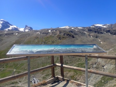 11:37　駅周辺にトイレ、レストランを備えたホテル、展望台があり山並みが分かるようになっていた