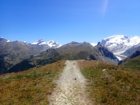 11:51　左、Strahlhorn（4199ｍ）、Adlerhorn(3988m),、右,、Monte Rosa山塊（4634ｍ）