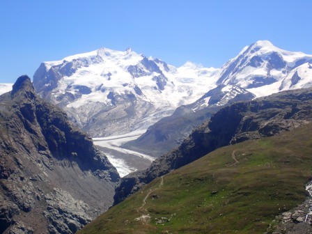 11:53　左から、Monte Rosa山塊、Grenz氷河、Liskamm(4527m)