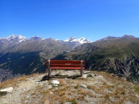 12:20　見晴らしの良い場所にベンチ、色んなベンチには名前が刻まれていて、寄付されたのかな