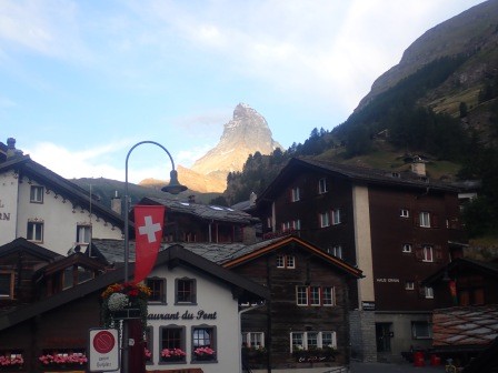 6:34　朝の散歩　今日は上さんと二人、街からマッターホルンが見える