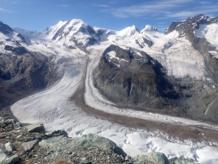 9:32　ゴルグラード頂上駅より、モンテローザ山塊（4634ｍ）、ゴルグラード氷河、リスカム(4527m)