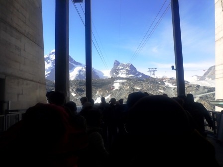 9:19　トロッケナー・シュテック駅で、運航再開を待つ人、そして人	
	 title=