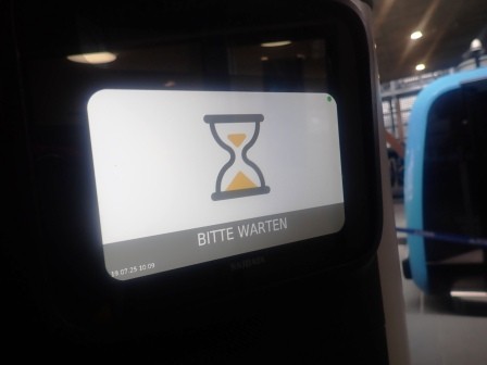 10:15　BITTE WARTEN　待ての表示