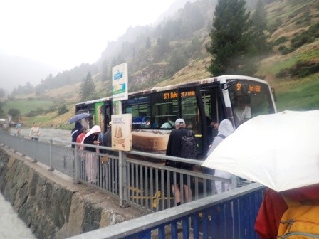 12:03　マッターホルン・グレッシャ・パラダイス麓駅の無料バス、小雨が降って来た