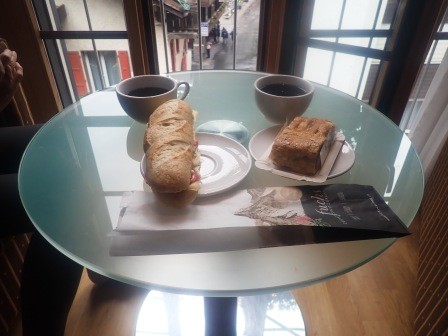 12:46　イタリアへ行って昼食のつもりだったのだが、ホテルの隣のパン屋のサンドとアップルパイになった