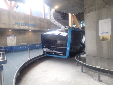 9:24　昨日、整備不良で乗れなかったトロッケナー・シュテック駅からマッターホルン・グレッシャ・パラダイス頂上駅へ向かうゴンドラ