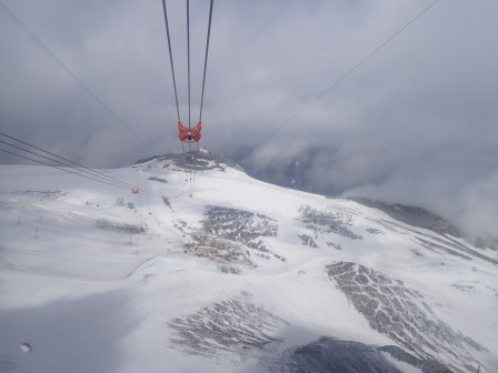 9:41　マッターホルン・グレッシャ・パラダイス頂上駅からTheodulpass駅へ向かうゴンドラより	
	 title=