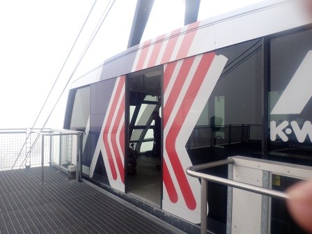 9:47　Theodulpass駅、やっと乗れましたイタリア側のCime Bianche Laghi駅へ向かうゴンドラ