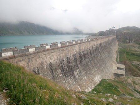 11:57　水力発電所のダム湖Lago Goillet（ゴイレット湖)