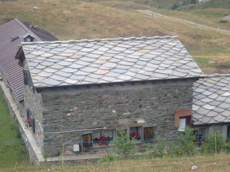 13:11　古い建物の石でできた瓦