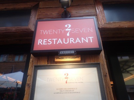 14:07　昼食　Twenty Sevenレストランの看板、ここの支払いはユーロ