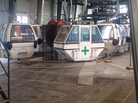 14:39　Brewil-Cervinia駅　古臭そうなゴンドラに乗って、戻る、緑十字のゴンドラは何・・・