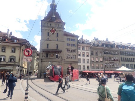 12:39　建物をくぐって路面電車が走っていた